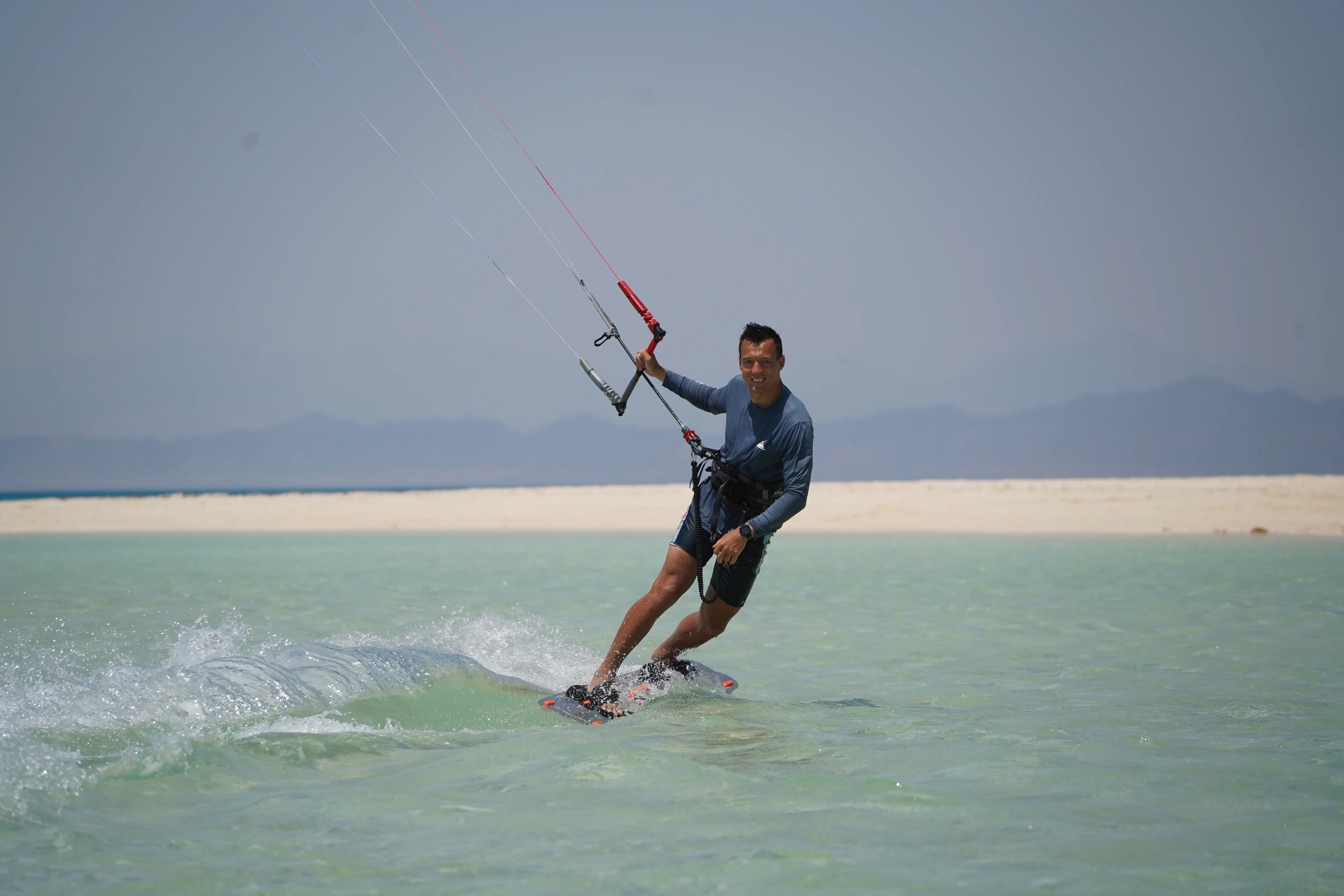 Kitesurfer na wodzie